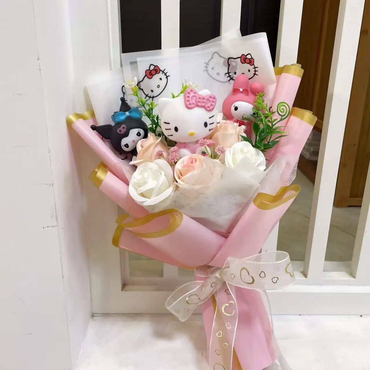 Kittybukiet – Bukiet Wiecznych Kwiatów z Hello Kitty | Prezent na każdą okazję 35 CM