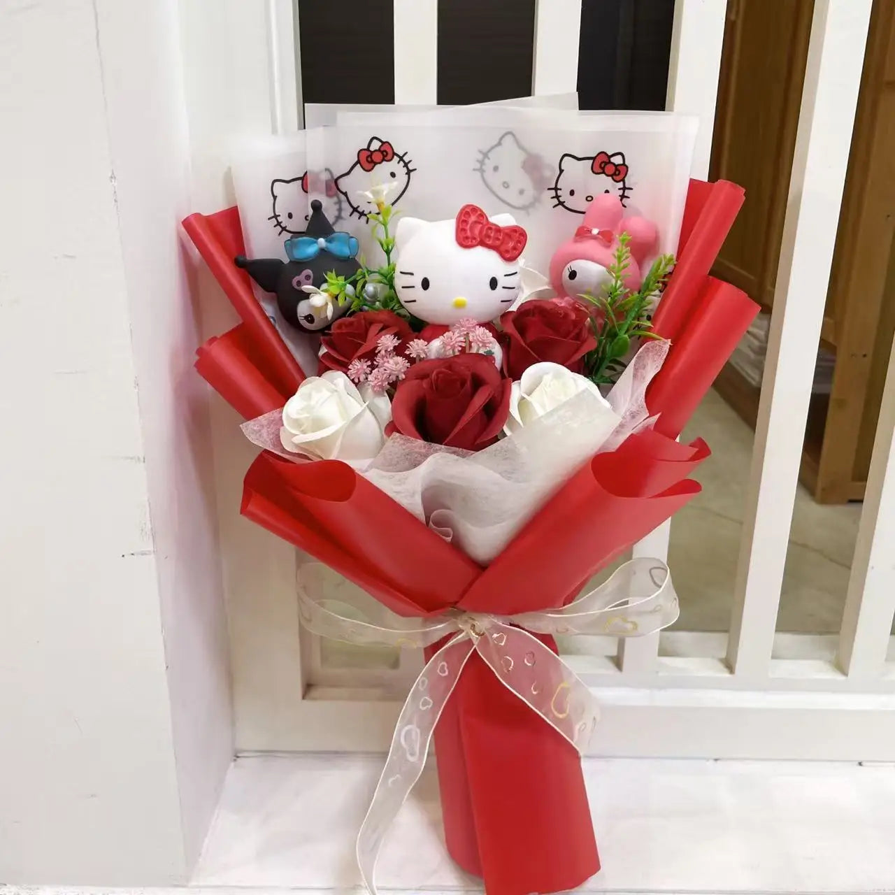 Kittybukiet – Bukiet Wiecznych Kwiatów z Hello Kitty | Prezent na każdą okazję 35 CM